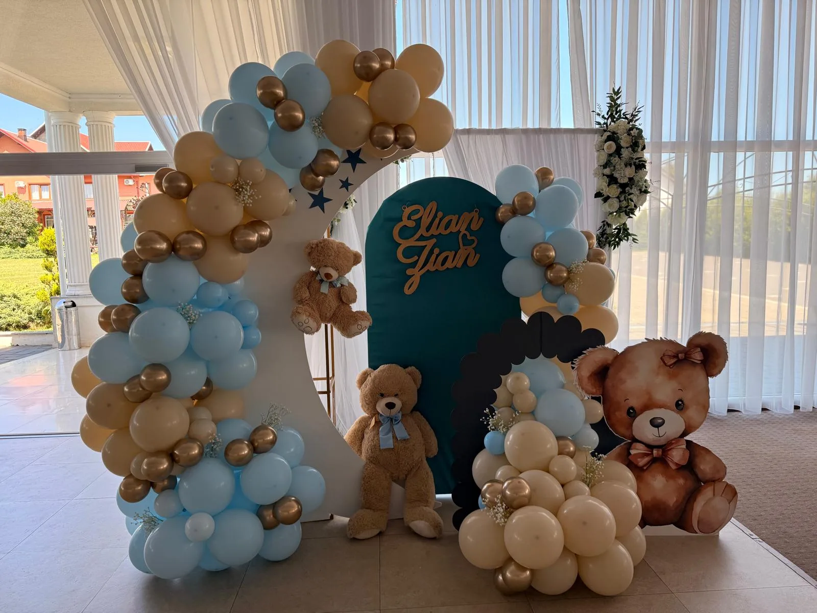 Decor de cristelniță în biserică, cupă din bronz cu tul alb, lanț de perle și aranjament de trandafiri albi și roz