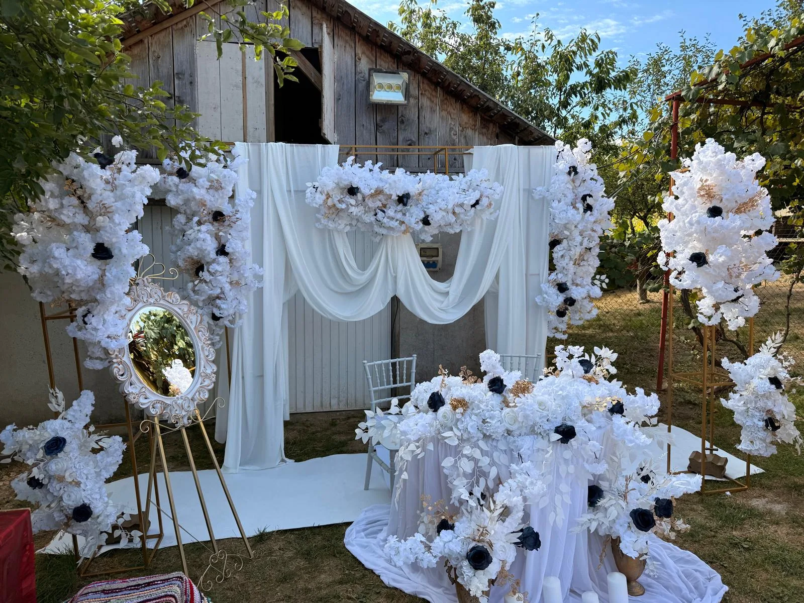 Oglindă personalizată cu mesaj de bun venit și numele mirilor, decorată cu trandafiri albi și bleumarin