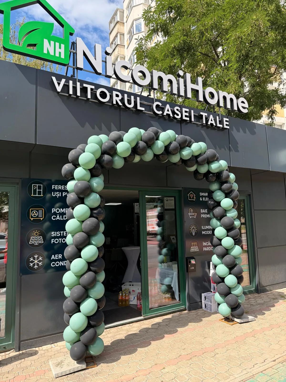 Arcadă din baloane verzi și negre la intrarea magazinului NicomiHome