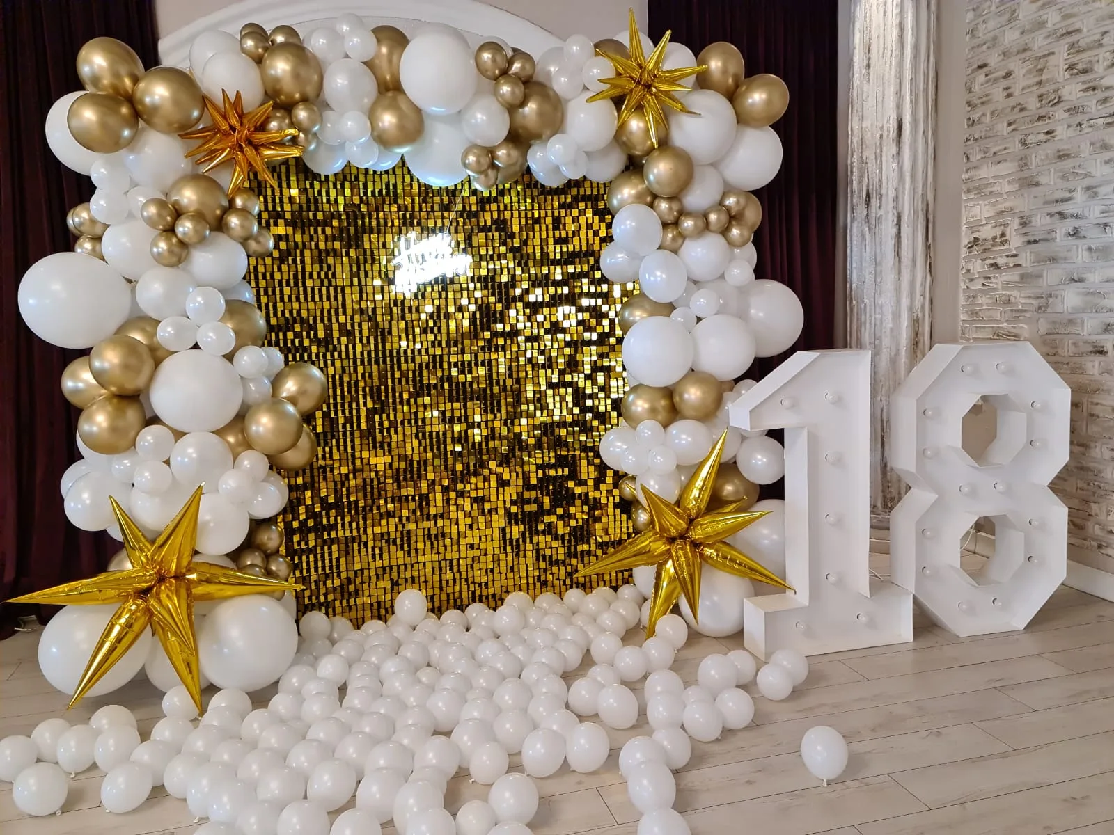 Decor majorat 18 ani, fundal cu paiete aurii, stele si baloane albe cu auriu