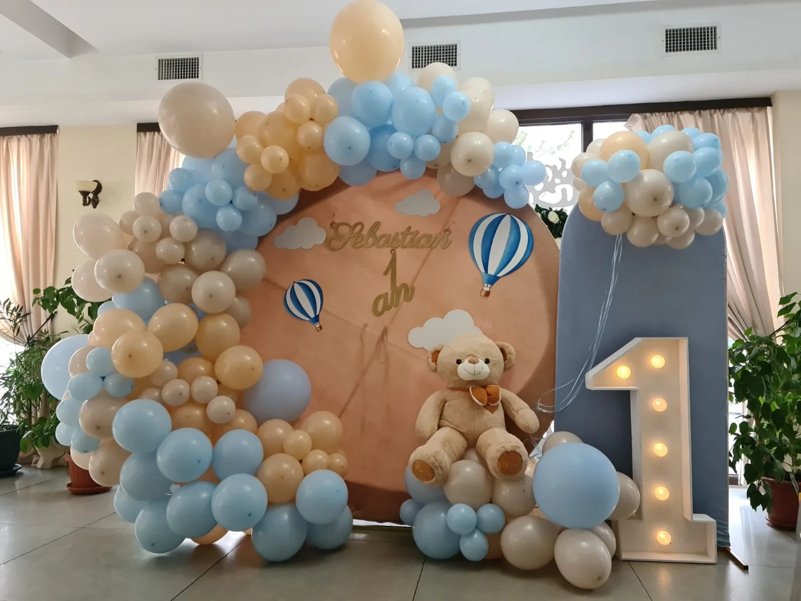 Decor aniversare 1 an, cifră din baloane albastru și bej cu ursuleț de pluș