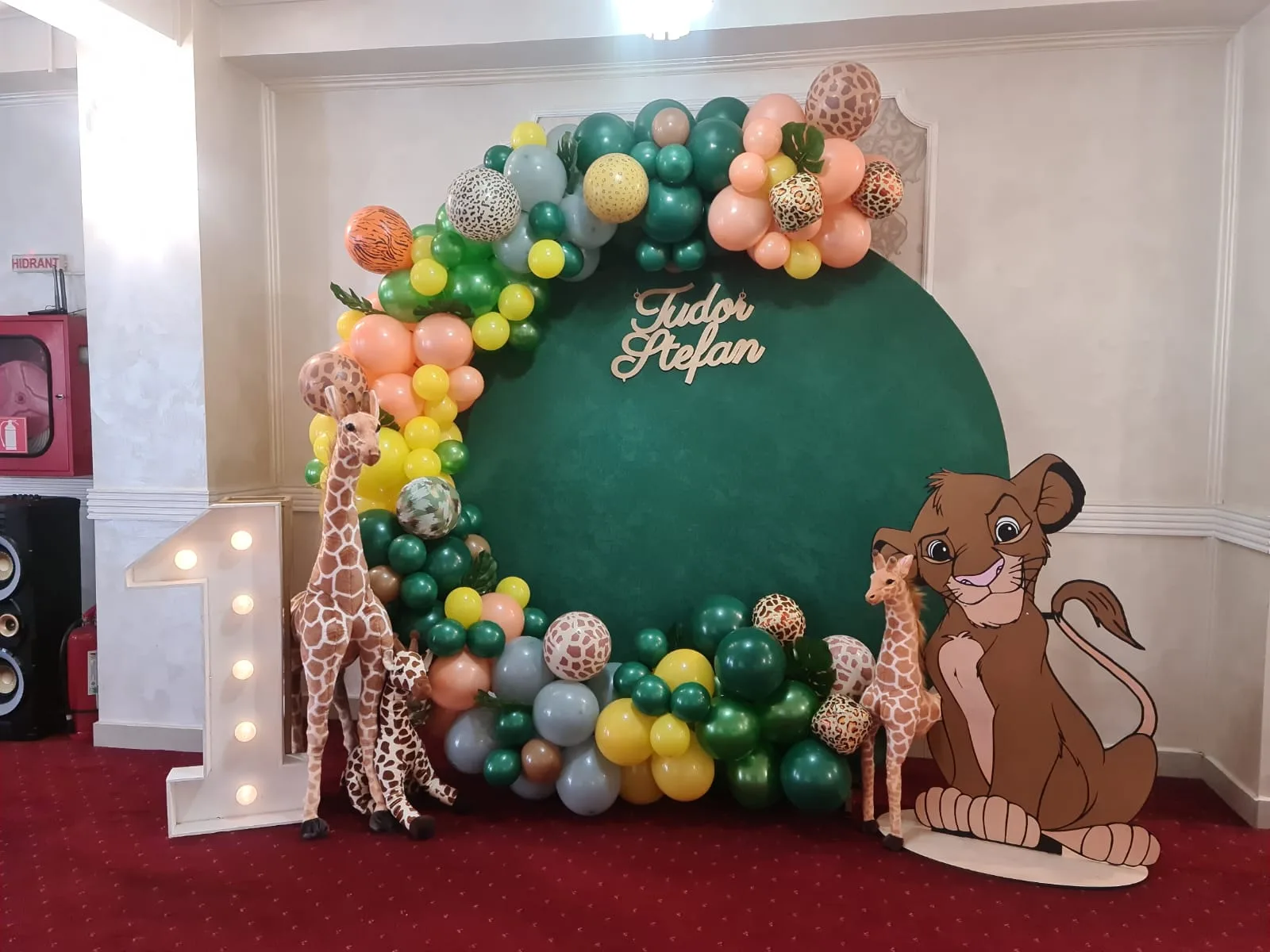 Decor aniversare 1 an, cifră din baloane verde cu girafe și tematică safari
