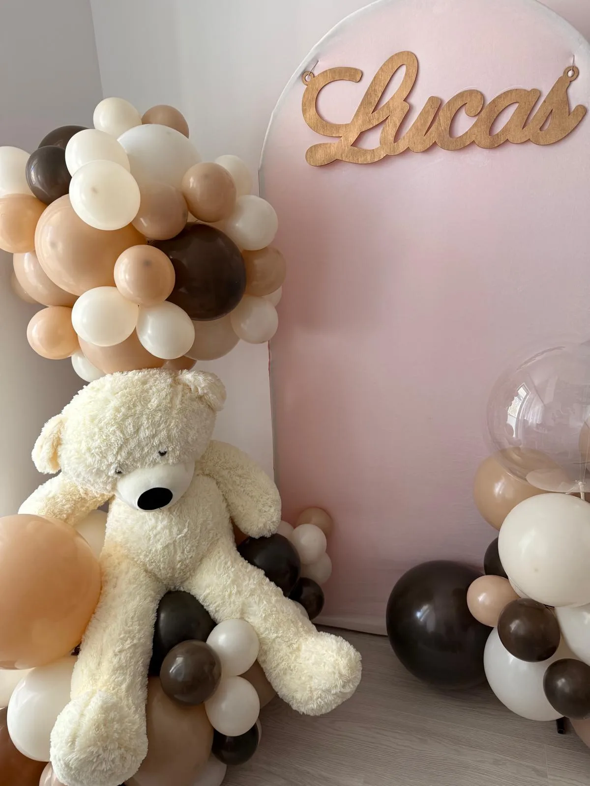 Decor aniversare cu cifră din baloane, ursuleț de pluș și nume Lucas pe fundal roz