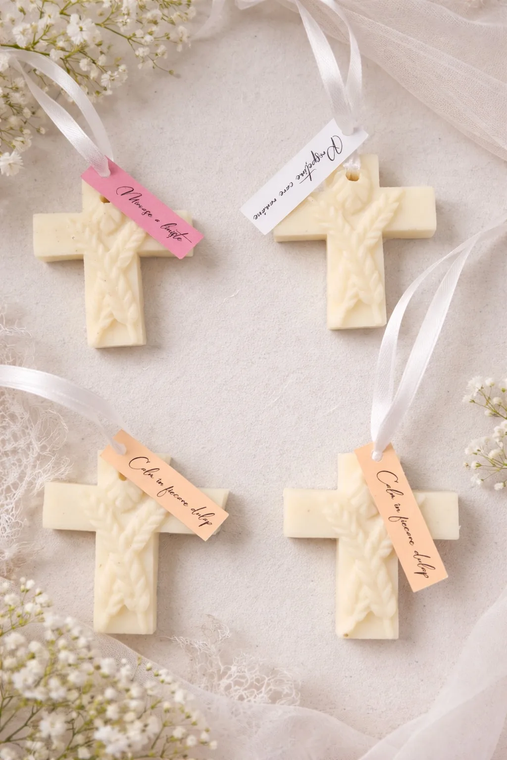 Mărturii botez cu lumânări parfumate cu aromă florală în formă de cruciuliță, cu etichetă personalizată