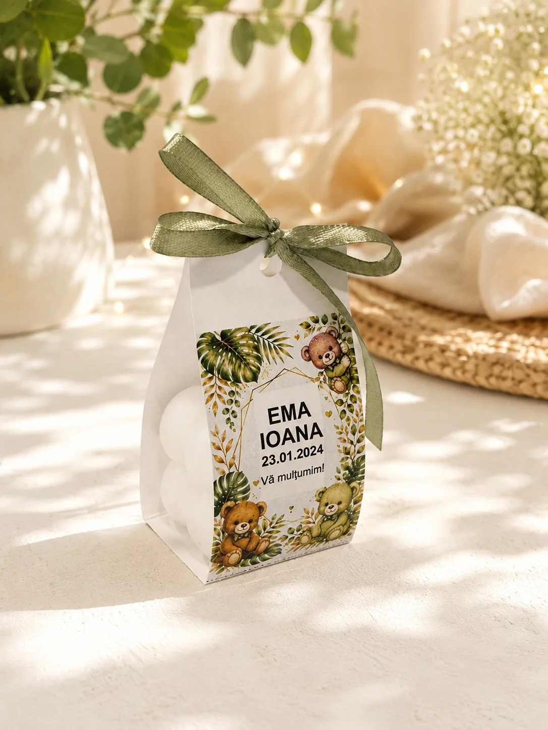 Mărturie botez cu lumânare parfumată cu aromă florală, pungă cu model ursuleț și frunze tropicale verzi