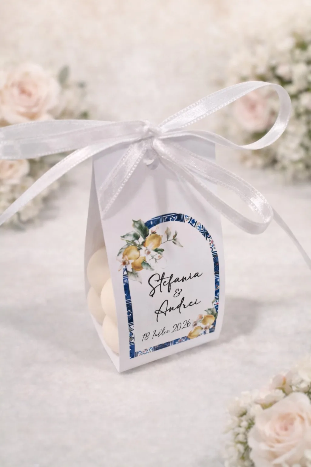 Mărturie nuntă cu lumânare parfumată cu aromă florală, pungă albă cu model floral și fundiță albă