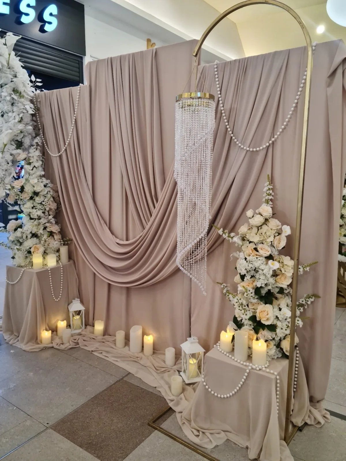 Photocorner nunta cu draperie bej, lustra din cristale si flori albe