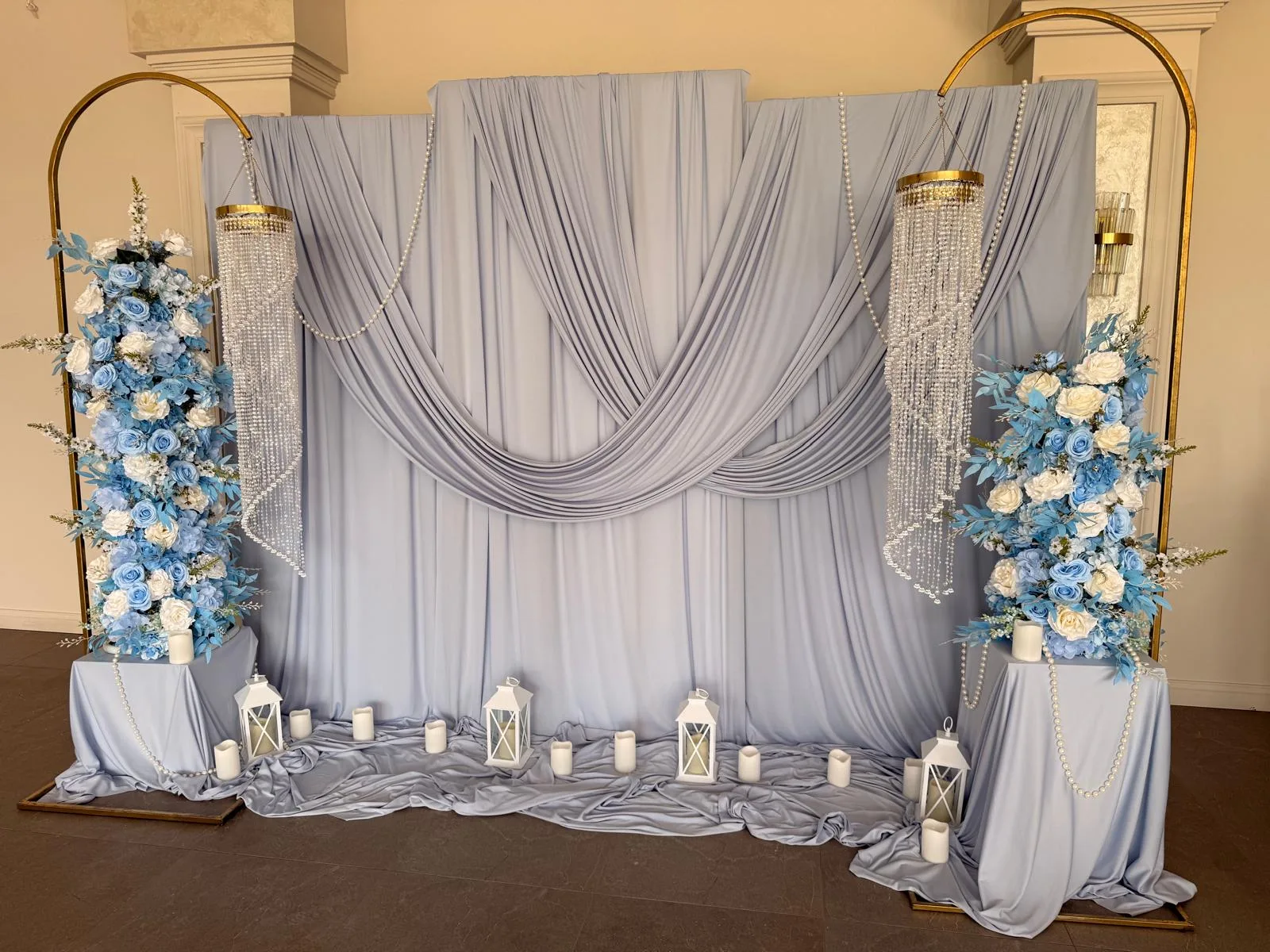Photocorner nunta cu draperie gri si coloane cu flori albastre