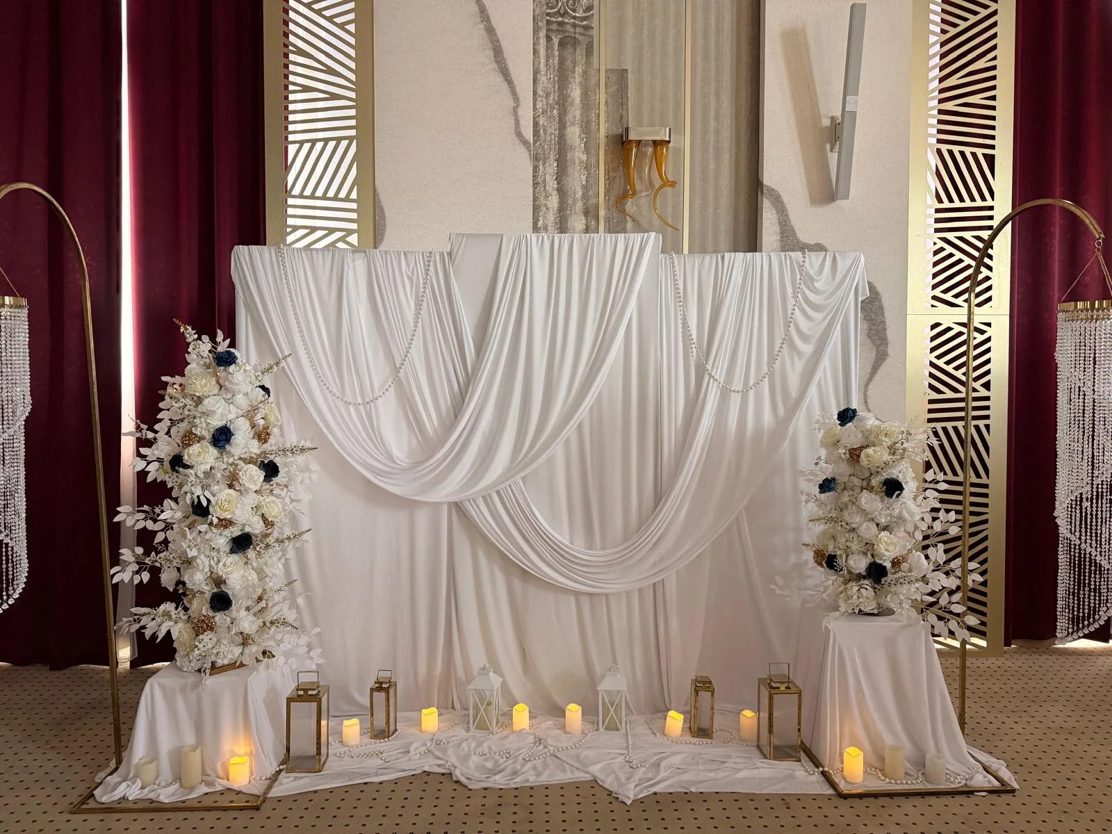 Photocorner nunta cu draperie alba si brad decorat cu flori albe