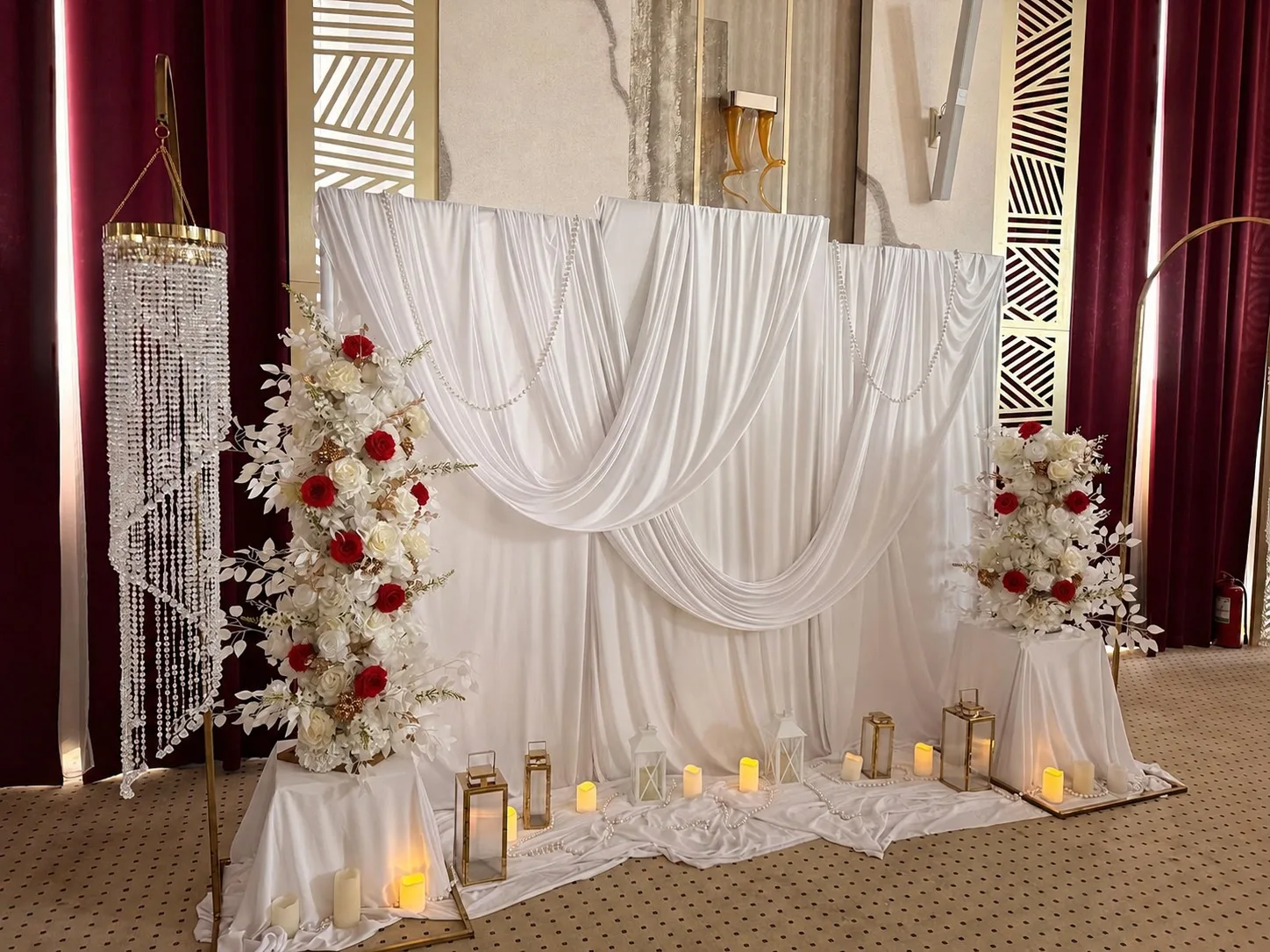 Photocorner nunta cu draperie alba, lustra din cristale si trandafiri rosii
