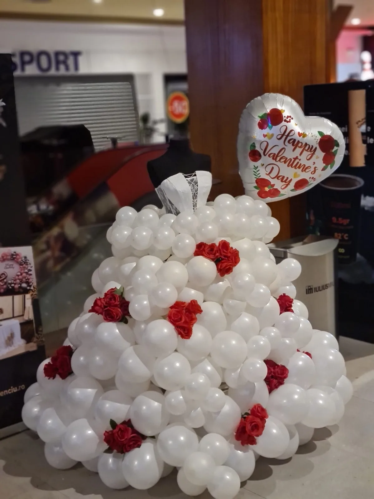 Rochie din baloane albe cu trandafiri roșii și balon inimă Happy Valentine's Day, pe manechin