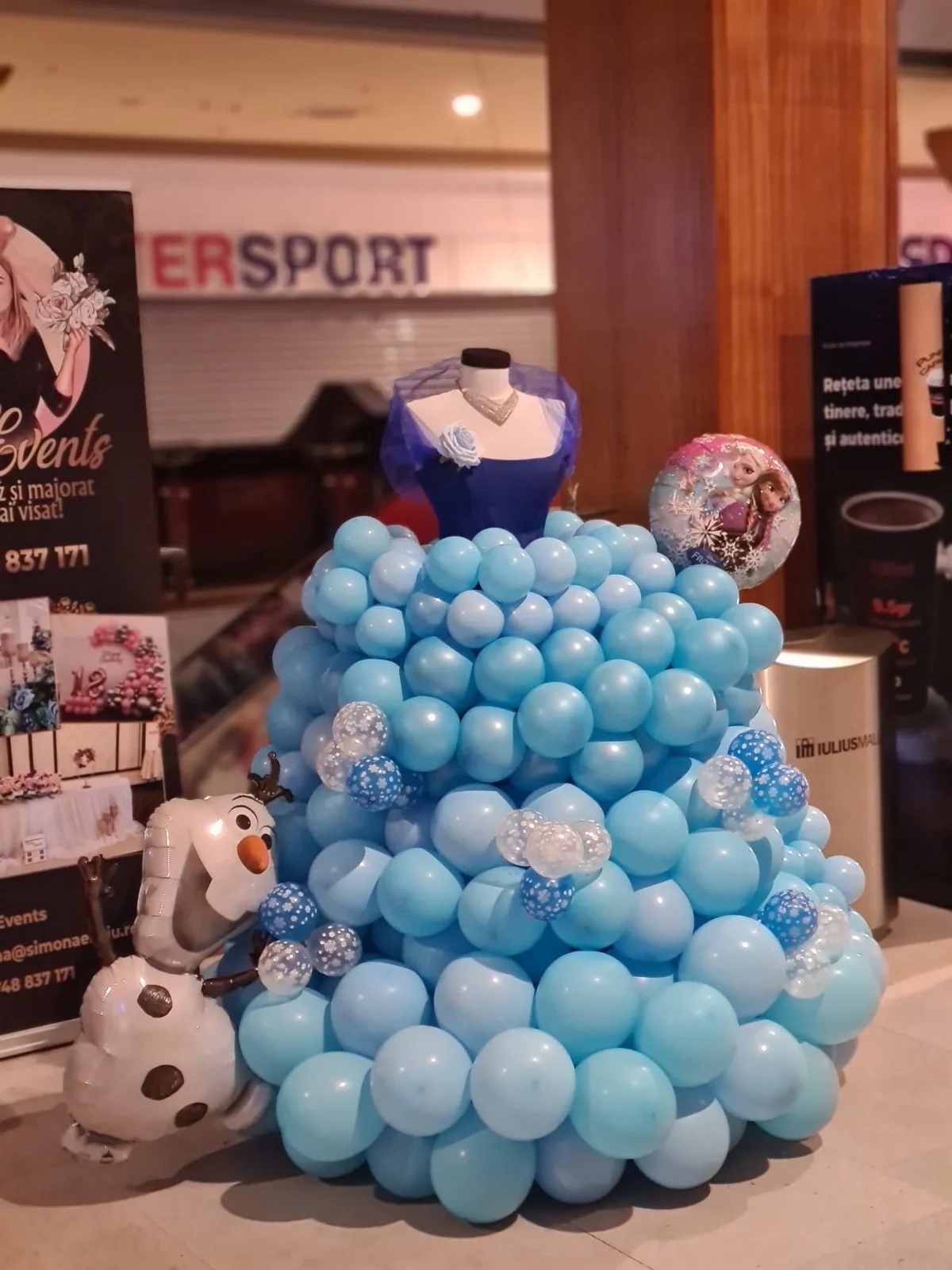 Rochie din baloane bleu cu fulgi de nea și baloane Frozen și Olaf, pe manechin cu bustieră mov