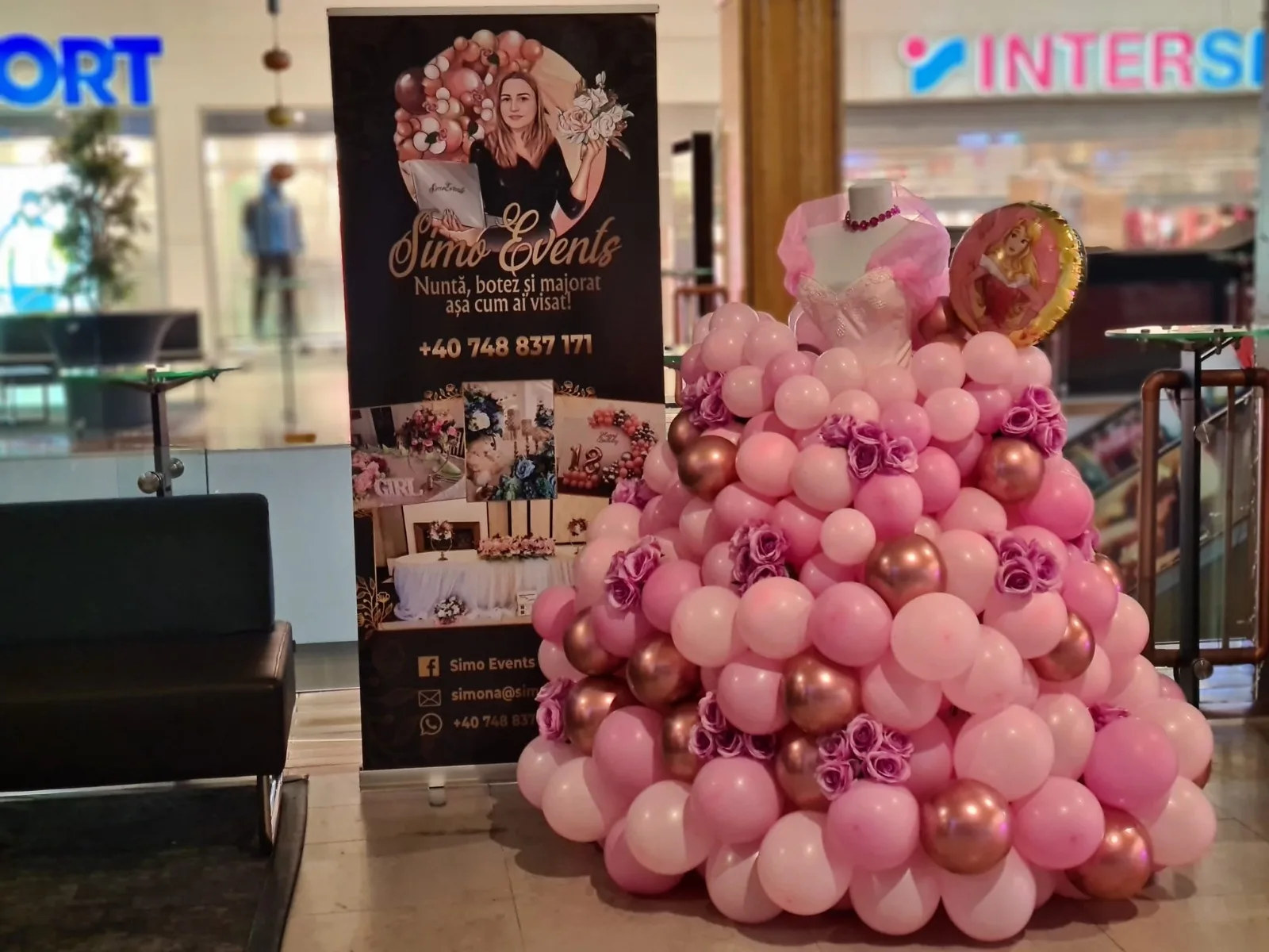Rochie din baloane roz și auriu cu trandafiri și balon Frumoasa Adormită, pe manechin