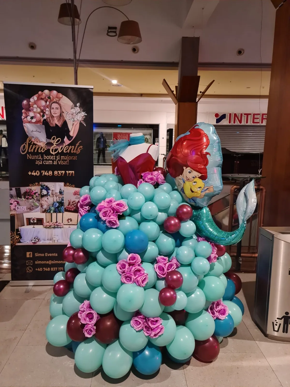 Rochie din baloane turcoaz cu trandafiri mov și balon Mica Sirenă, pe manechin cu bustieră roșie