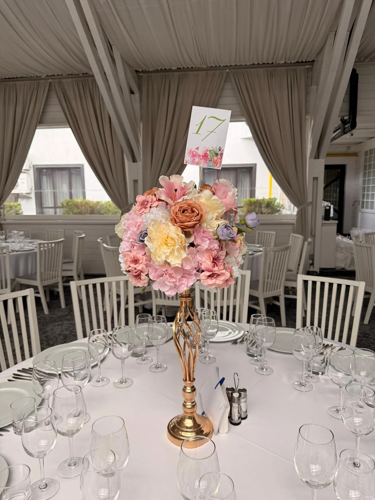 Aranjament floral roz-pastel pe suport auriu, pe masă rotundă cu numărul 17, Sala Aldi Gura Humorului