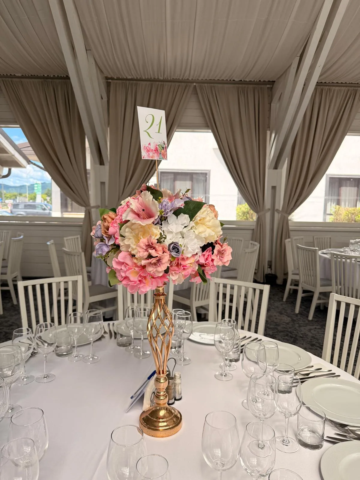 Aranjament floral înalt pe suport auriu, pe masă rotundă cu numărul 24, Sala Aldi Gura Humorului