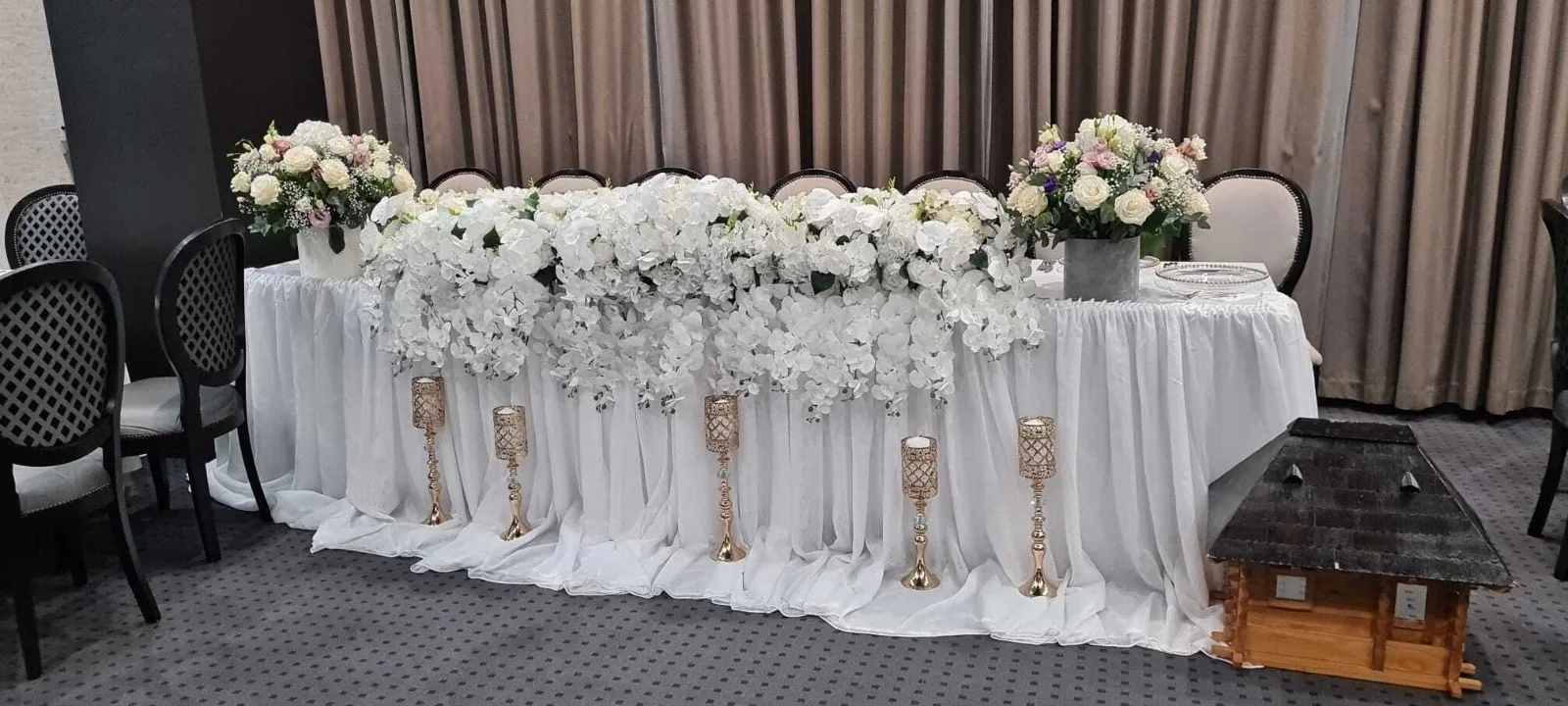 Prezidiu cu flori albe si roz pal, casuta din lemn decorativa