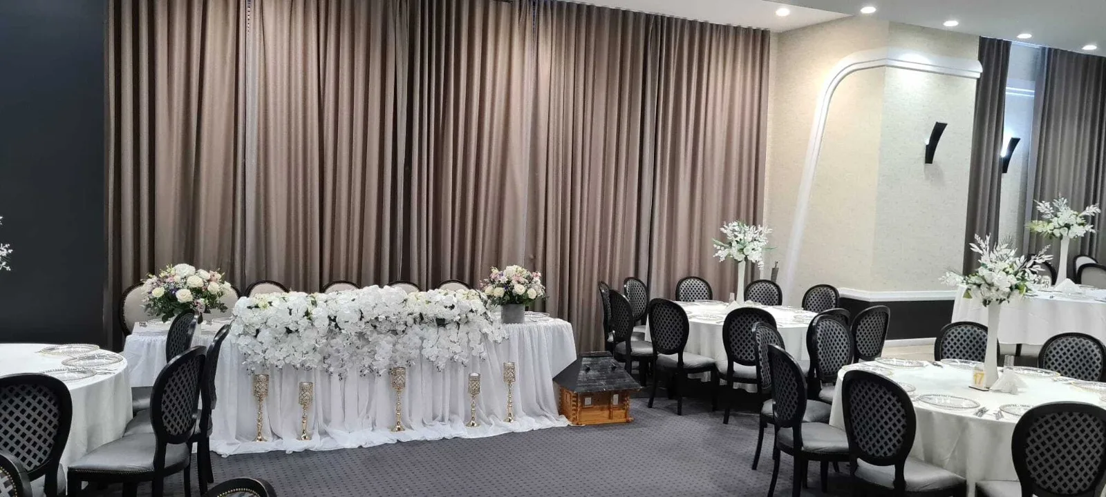 Vedere laterala a salii cu prezidiul decorat cu flori albe