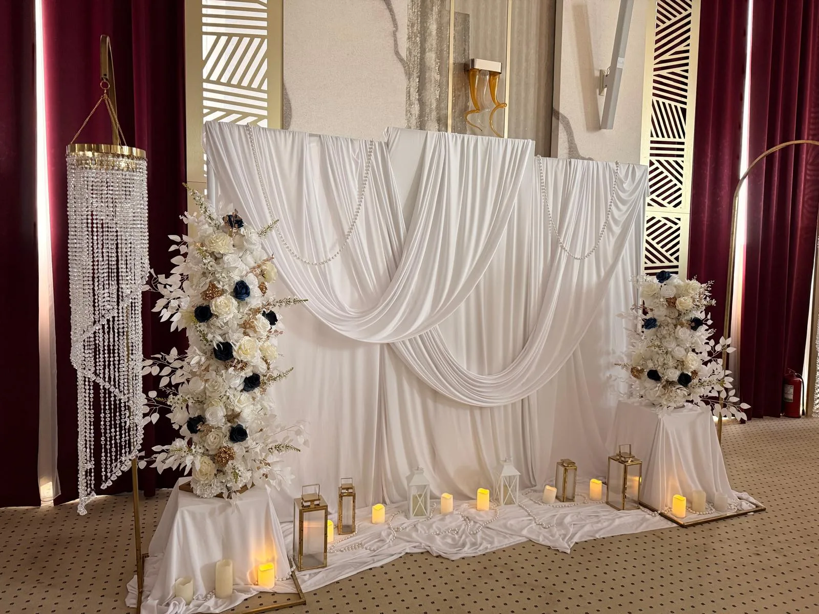 Decor nunta sala Regatto, draperie alba cu lustre de cristal si aranjamente florale alb-bleumarin