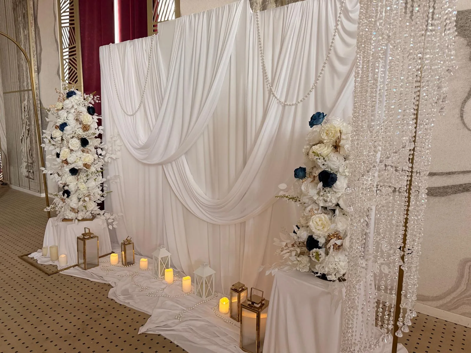Decor nunta sala Regatto, draperie alba cu lustre de cristal si aranjamente florale alb-bleumarin, detaliu lateral