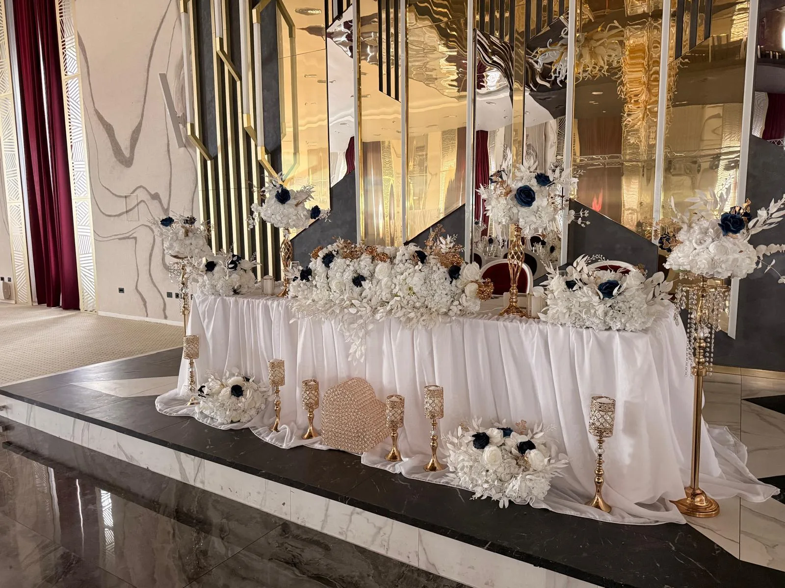 Prezidiu de nuntă alb cu flori albe și bleumarin, decor floral lateral, Sala Regatto