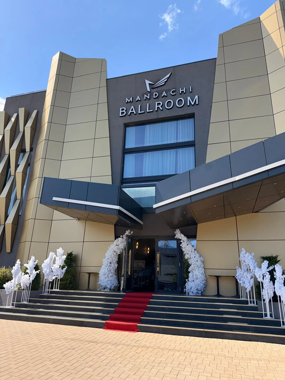 Intrarea Mandachi Ballroom, cu covor rosu si arcade florale albe pe treptele de acces