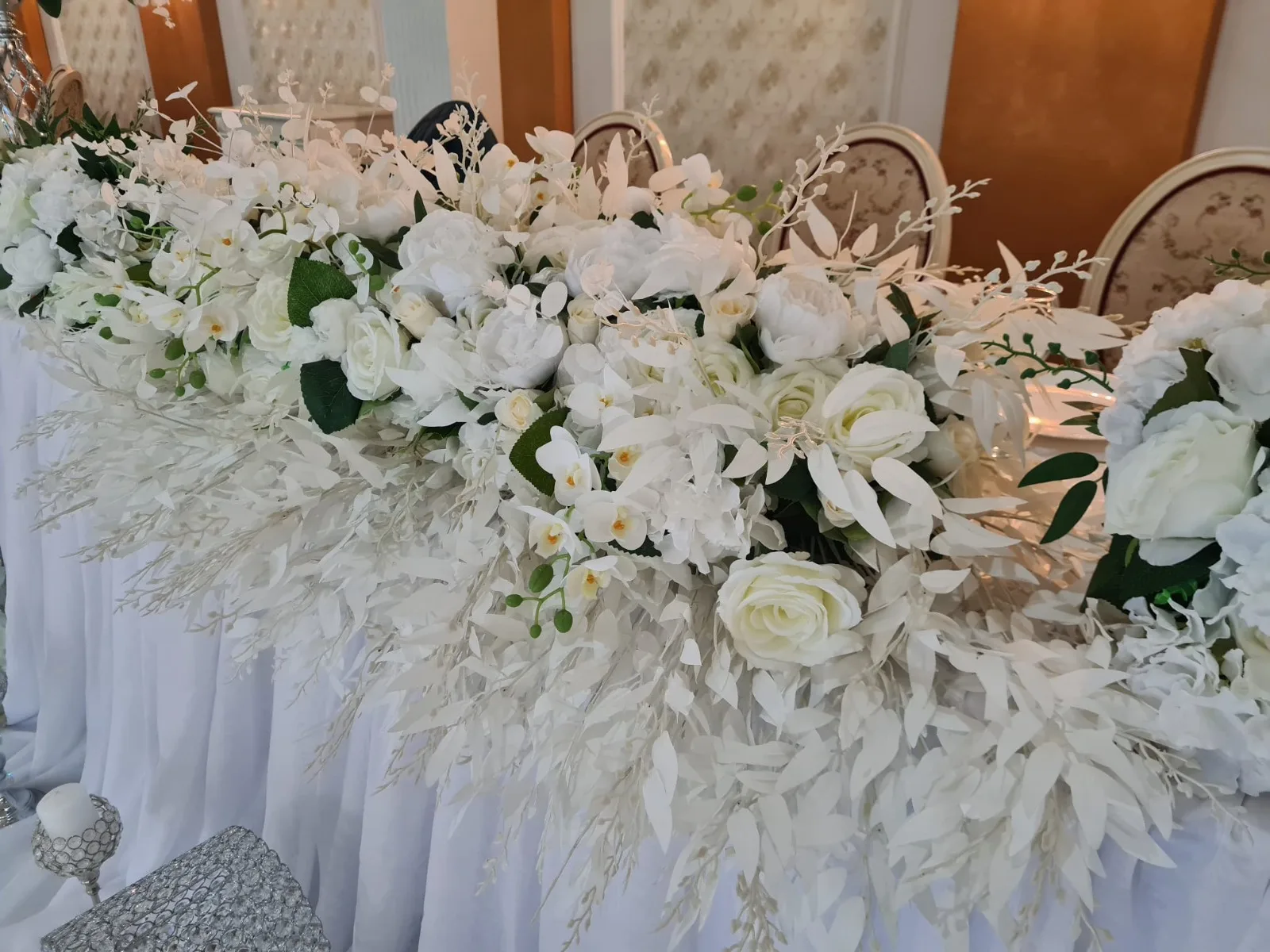 Aranjament floral alb cu trandafiri si orhidee pe masa oficiala, Sala Zamca