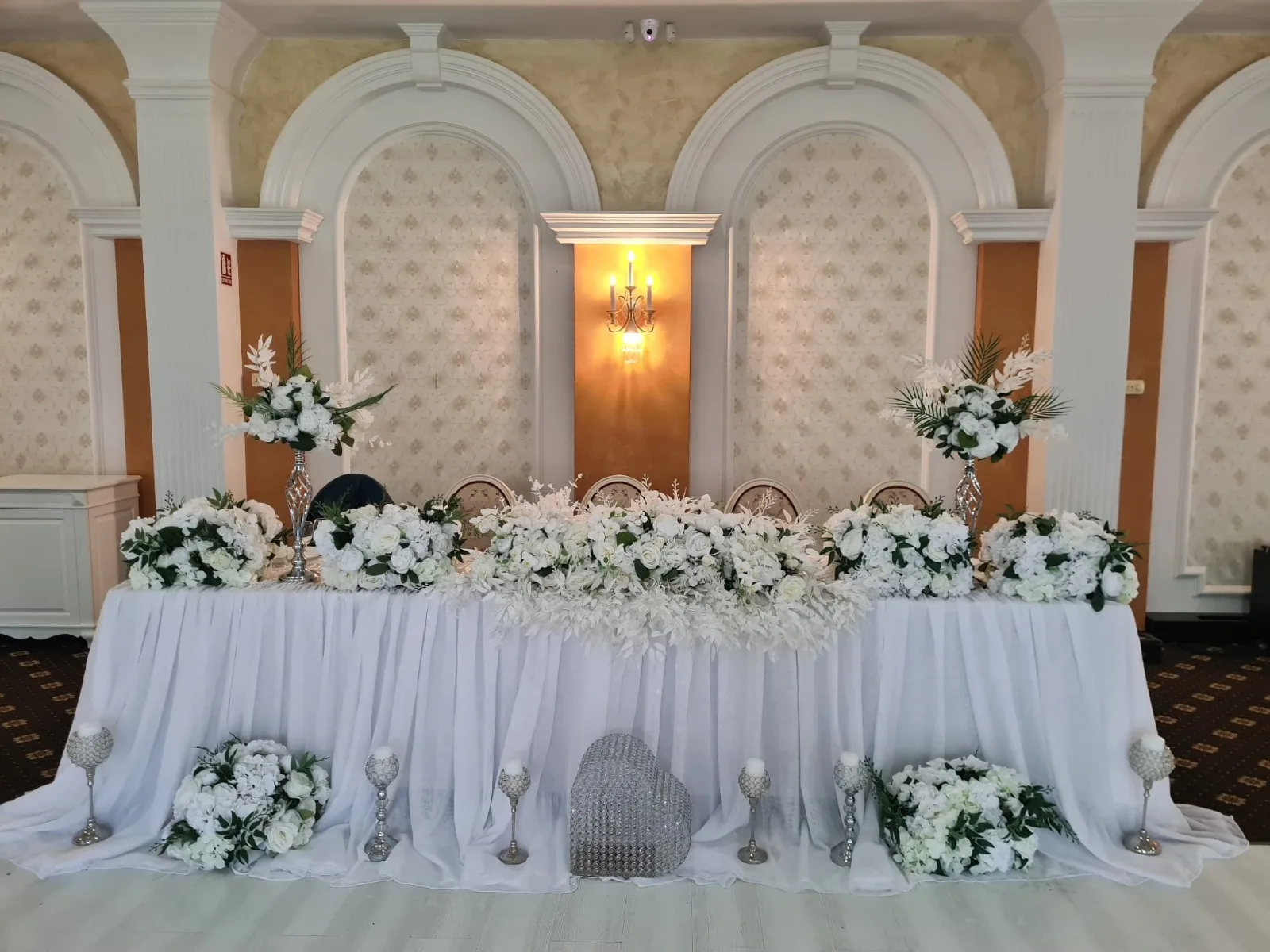 Masa oficiala decorata cu flori albe si voal alb, Sala Zamca