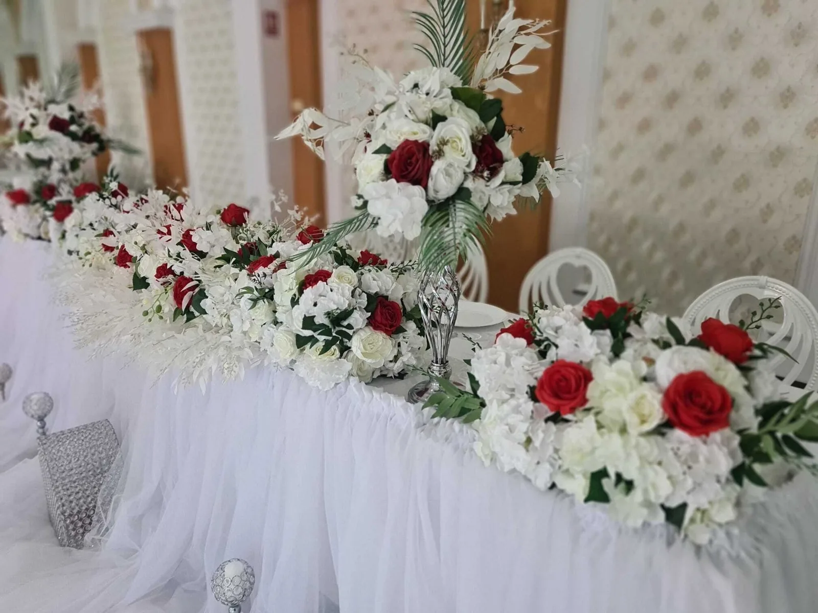 Prezidiu cu aranjament floral amplu, trandafiri roșii și flori albe, Sala Zamca