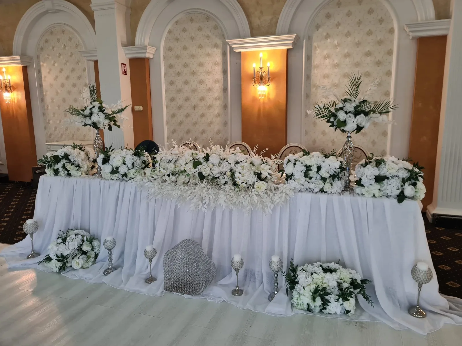Prezidiu complet decorat cu flori albe, aranjamente inalte si voal alb, Sala Zamca