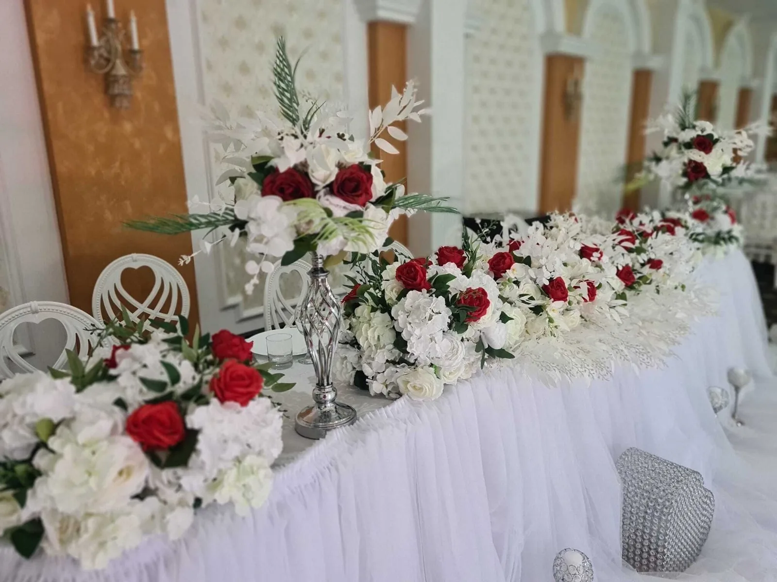 Detaliu prezidiu cu trandafiri roșii și flori albe la Sala Zamca