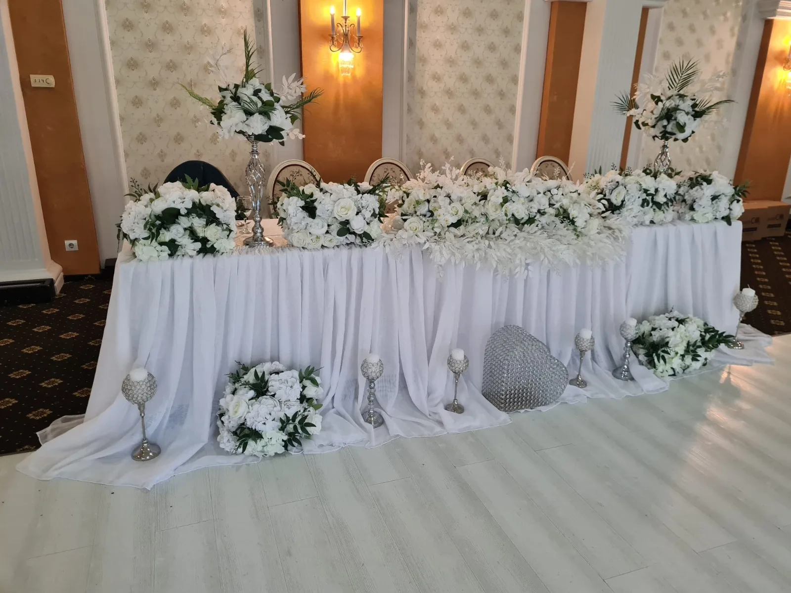 Prezidiu decorat cu flori albe, voal alb si aranjamente florale pe podea, Sala Zamca