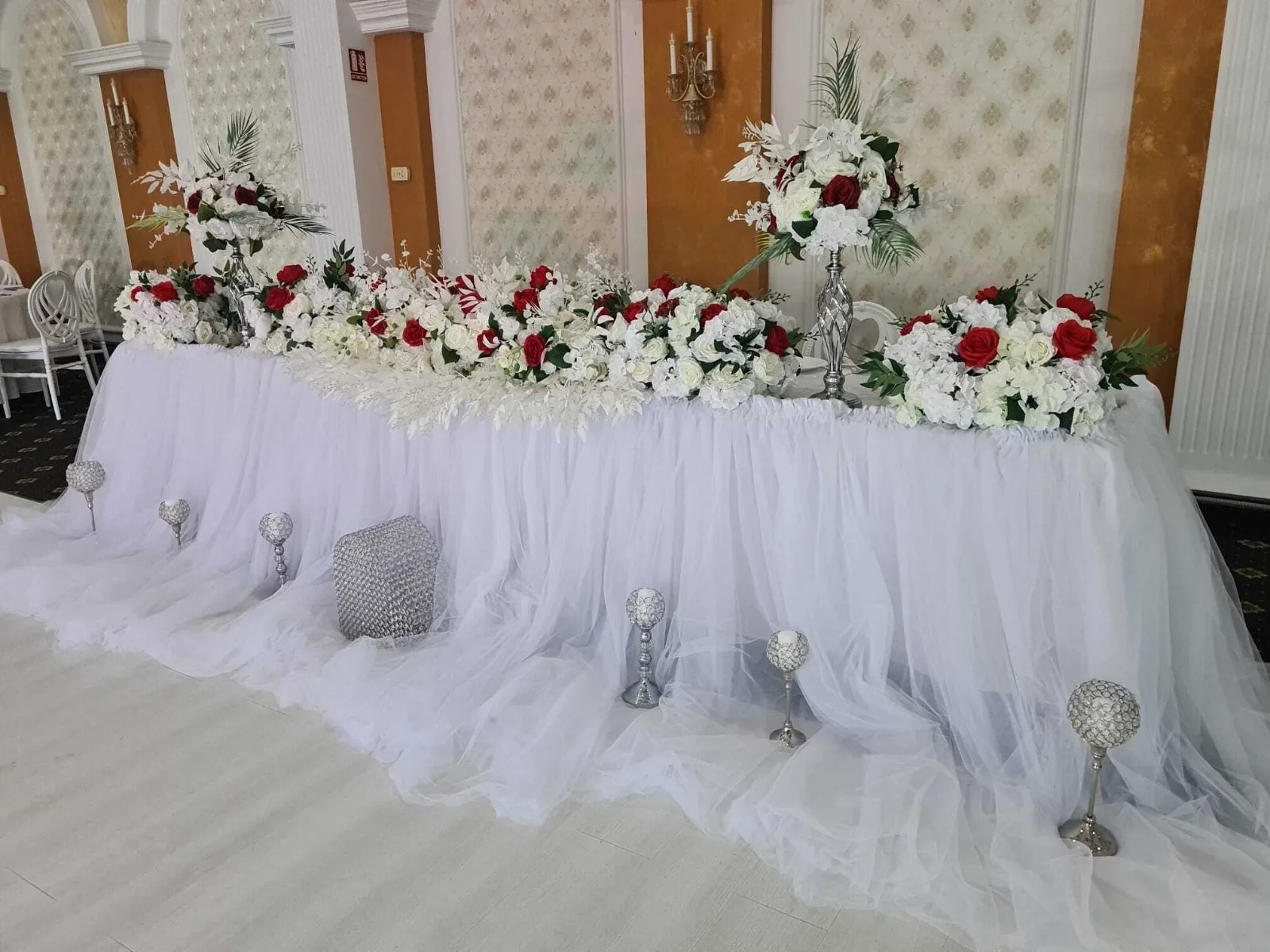 Prezidiu nuntă cu tul alb, flori roșii și albe, Sala Zamca