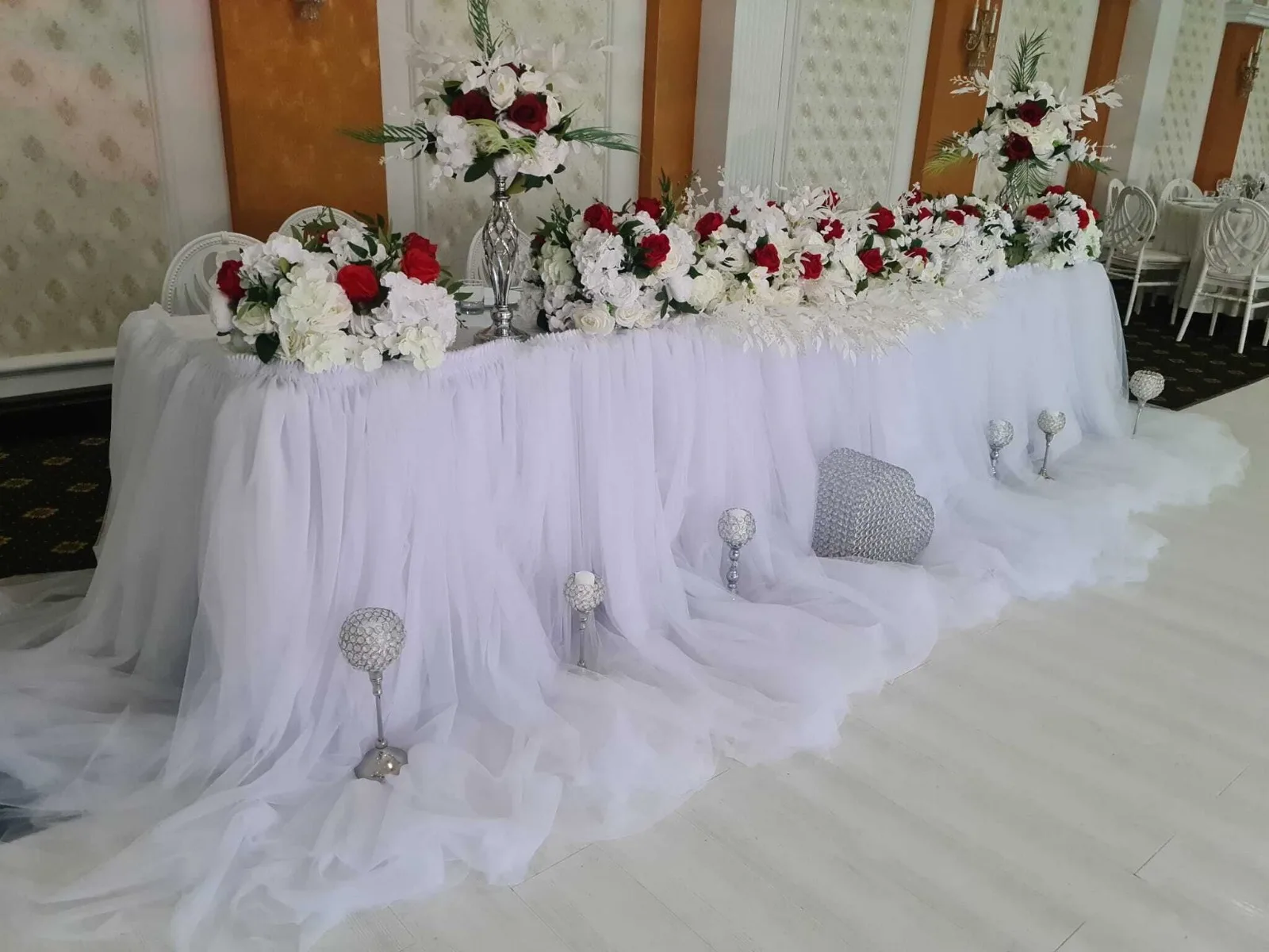 Prezidiu cu tul alb și flori roșii-albe, Sala Zamca