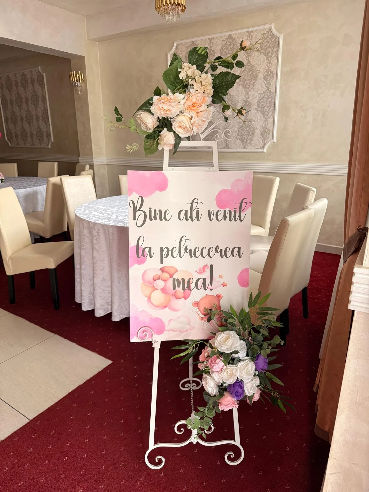 Șevalet alb cu decor floral și panou Bine ați venit la petrecerea mea