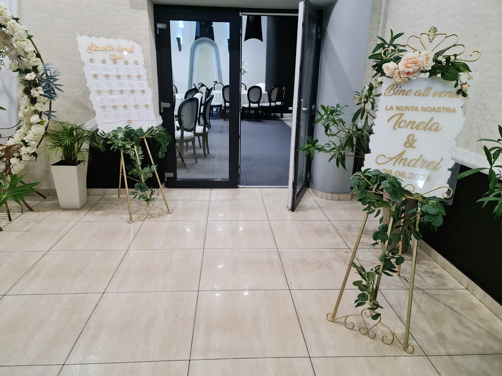 Șevalet auriu cu panou Bine ați veniți și decor floral, la intrarea în sala de nuntă