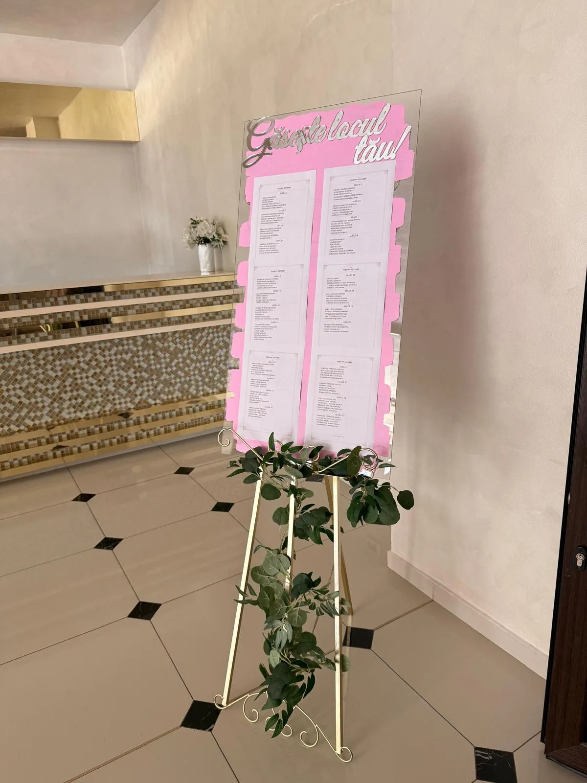 Sevalet auriu cu plan de asezare mese, design roz, decorat cu verdeata