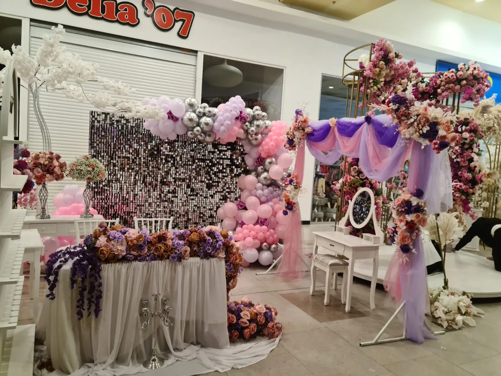 Vedere de ansamblu a standului SimoEvents complet decorat la targul de nunti