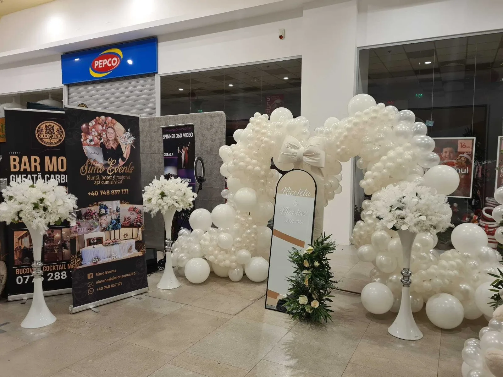 Arcada de baloane albe la intrarea standului SimoEvents, langa magazinul Pepco din mall