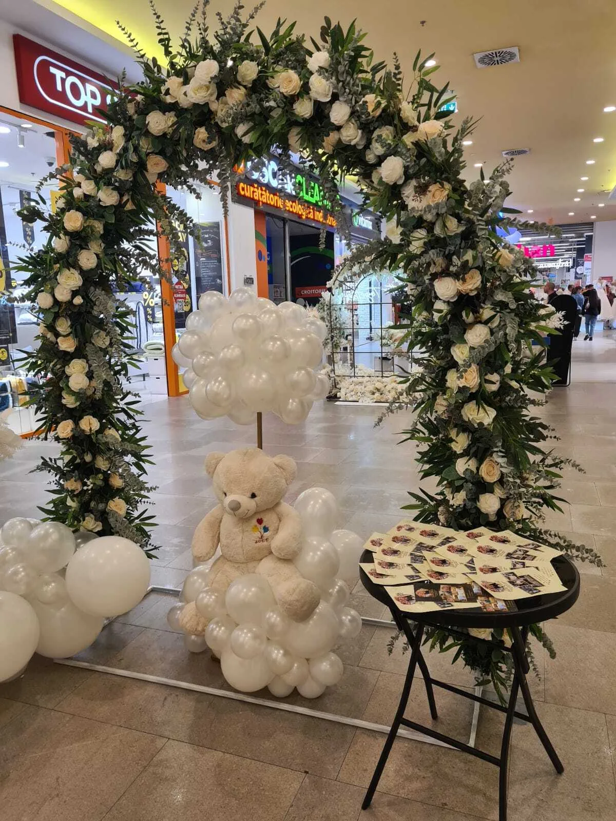 Arcada florala alba cu trandafiri, ursulet de plus si oglinda la targul de nunti