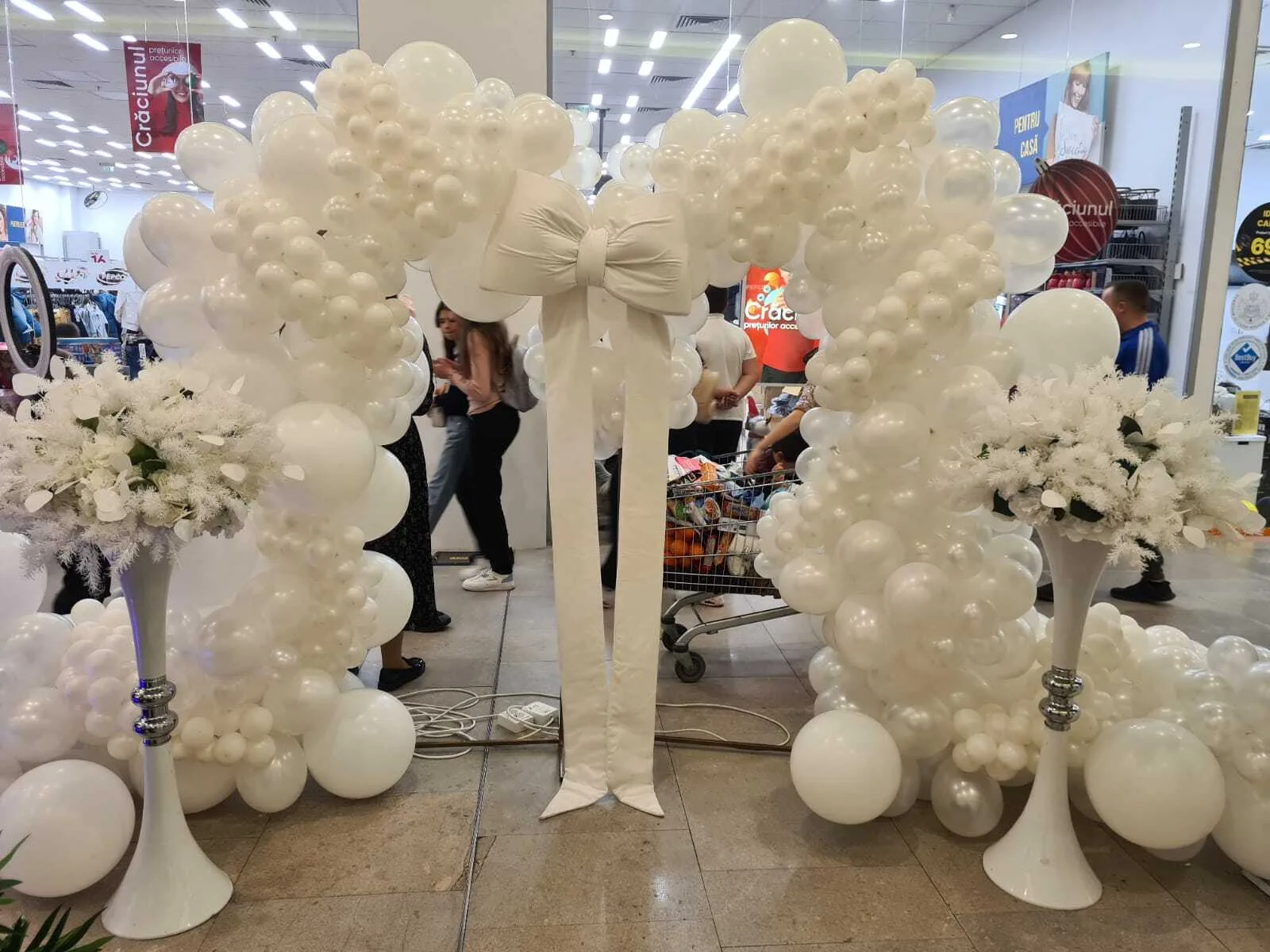 Arcada mare din baloane albe cu funditie, la standul SimoEvents de la targul de nunti