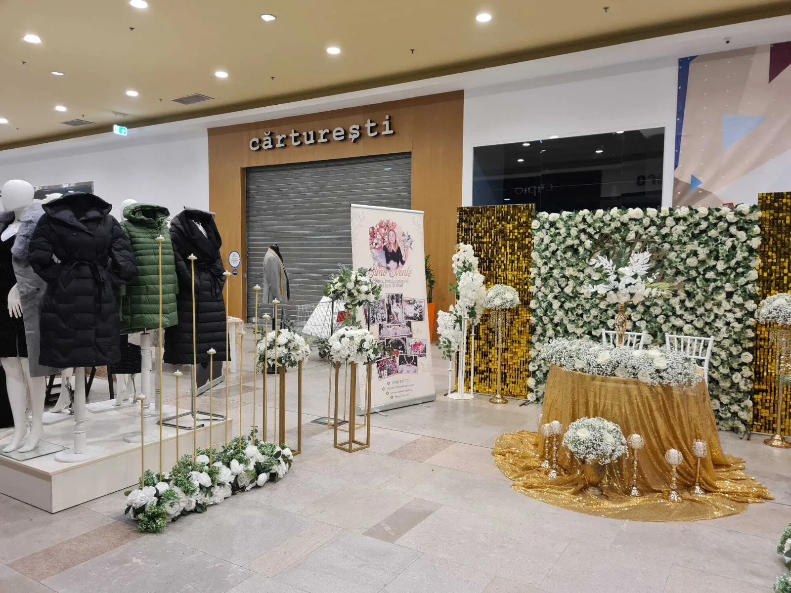 Perete floral verde-alb cu doua scaune albe Chiavari, la standul de la targul de nunti