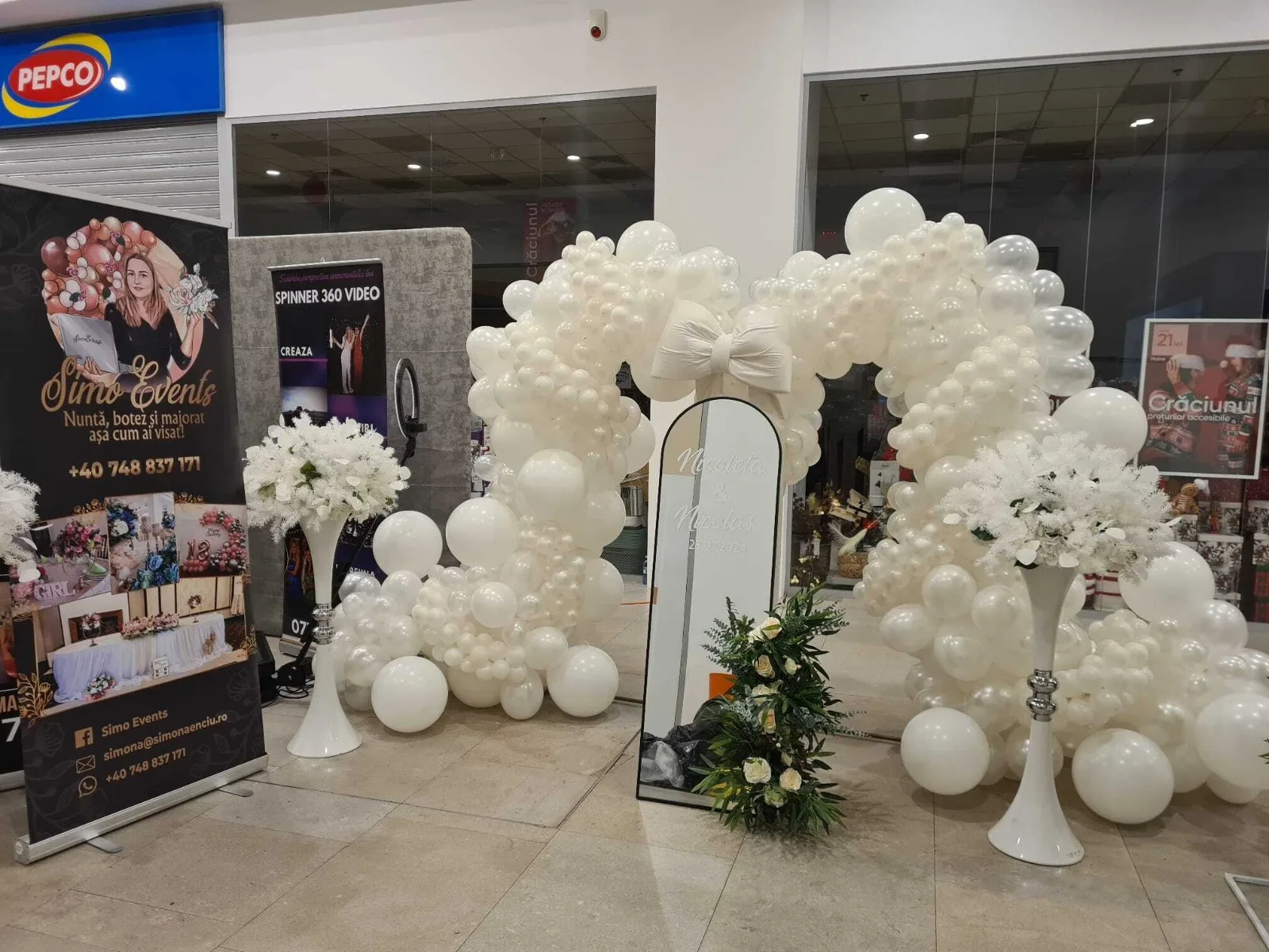 Standul SimoEvents cu baloane albe, oglinda si banner, la targul de nunti dintr-un mall
