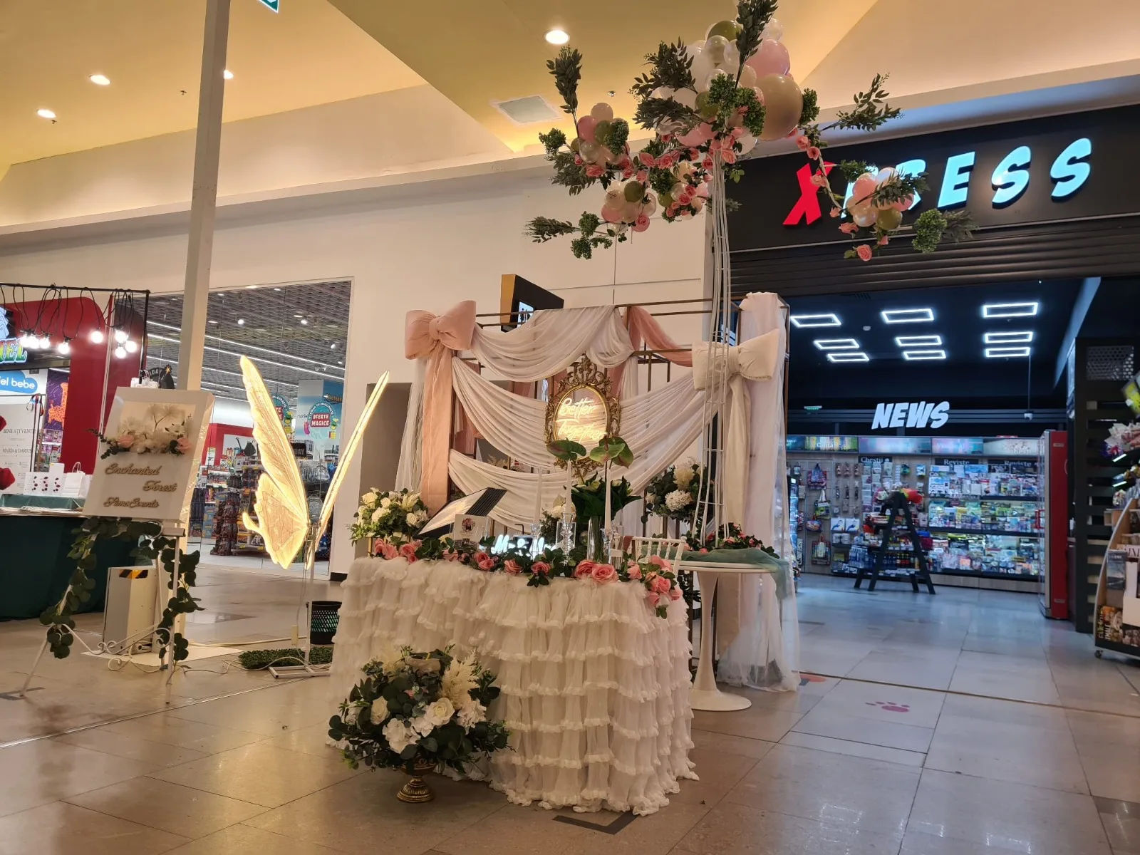 Arcada florala cu oglinda aurie si masa cu fusta alba Mr and Mrs, in mall