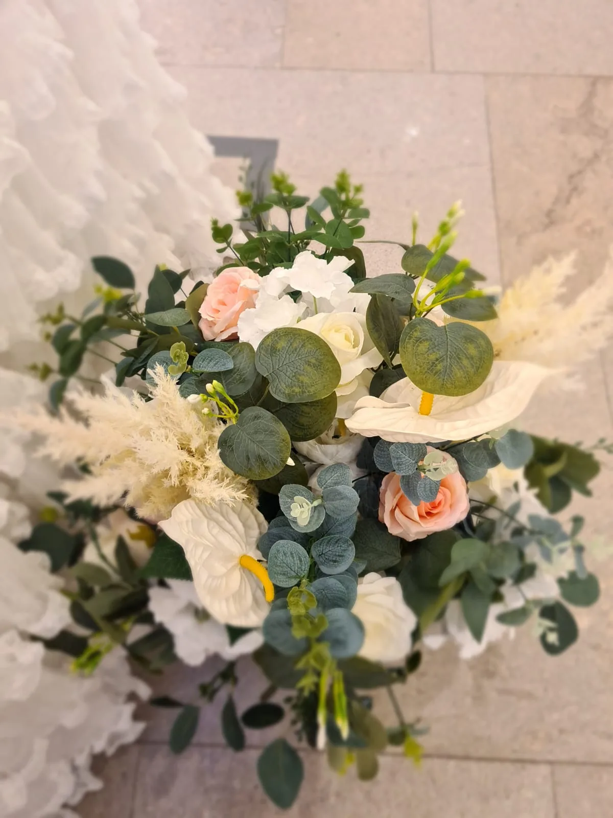 Buchet decorativ cu flori albe tip cala, trandafiri roz si eucalipt