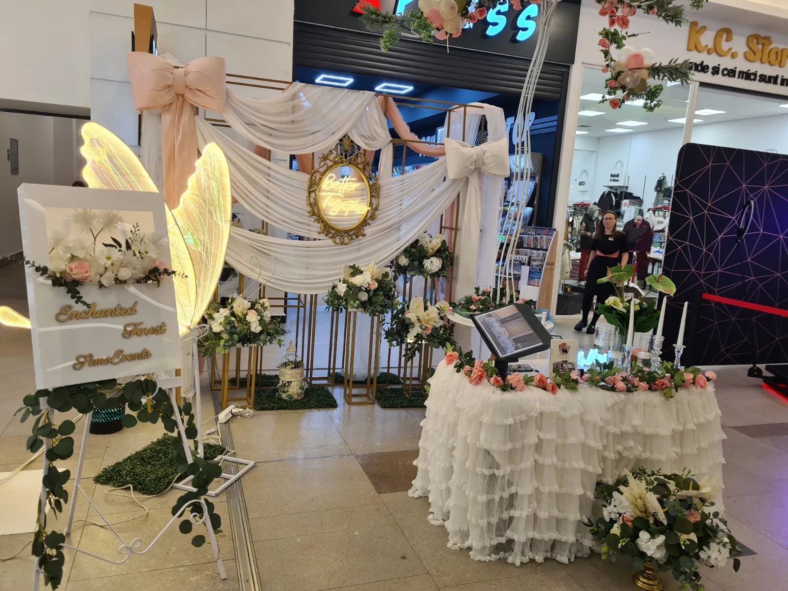 Panou Enchanted Forest, arcada cu oglinda aurie si masa cu fusta alba si lumanari