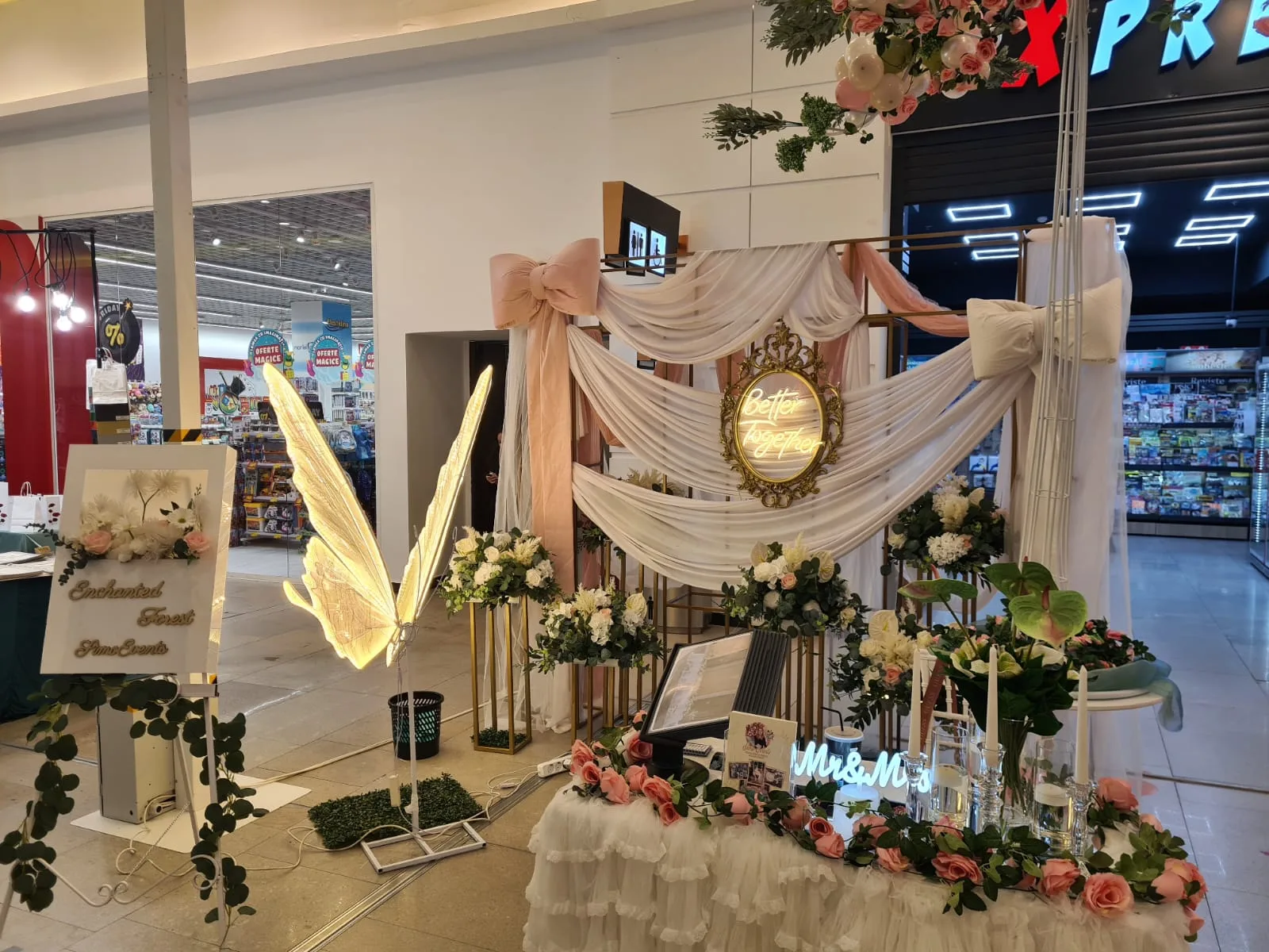 Panou Enchanted Forest FloraEvents langa arcada Better Together si masa cu fusta alba Mr and Mrs
